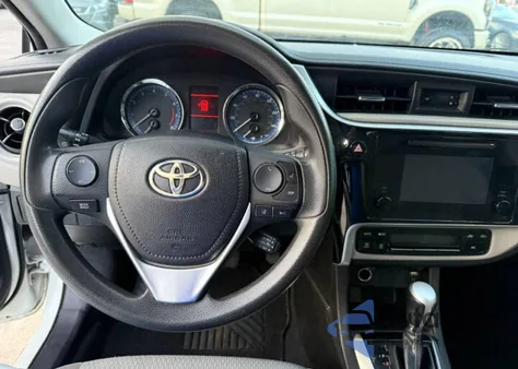 2018 Toyota Corolla L z USA, uszkodzony, nr VIN 5YFBURHE4JP828XXX